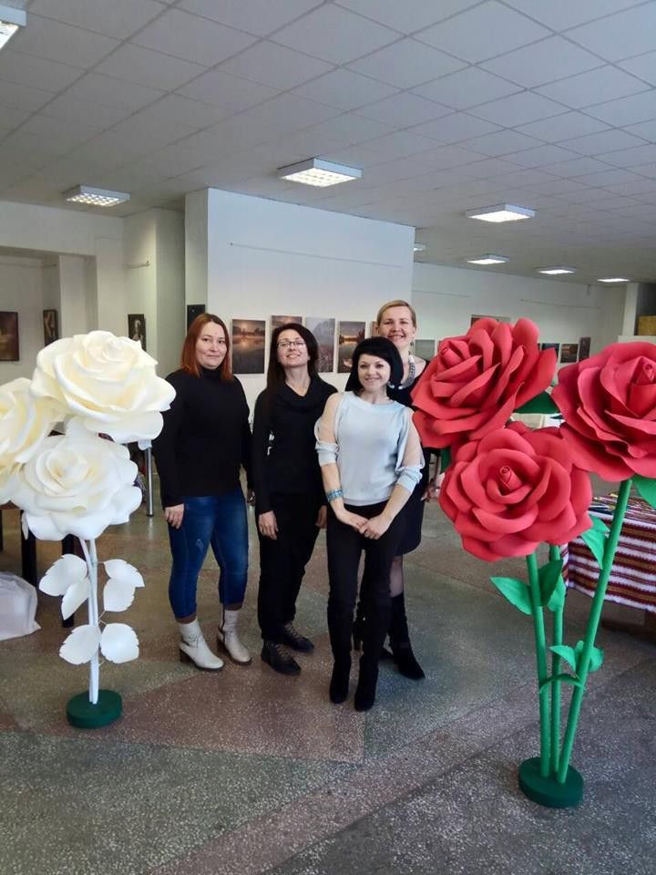 Гостей ярмарку зустрічали майстрині та велетенські квіти | Фото: Ірина Столярчук