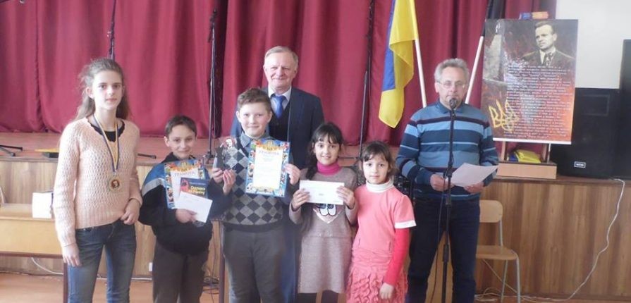 Переможці шкільного турніру з шахів з сином Героя України Олекси Гірника
