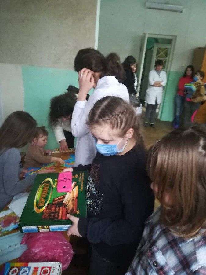 Студенти подарували маленьким пацієнтам не тільки одяг, іграшки, книжки й корисні побутові, а й хвилини радості та відчу