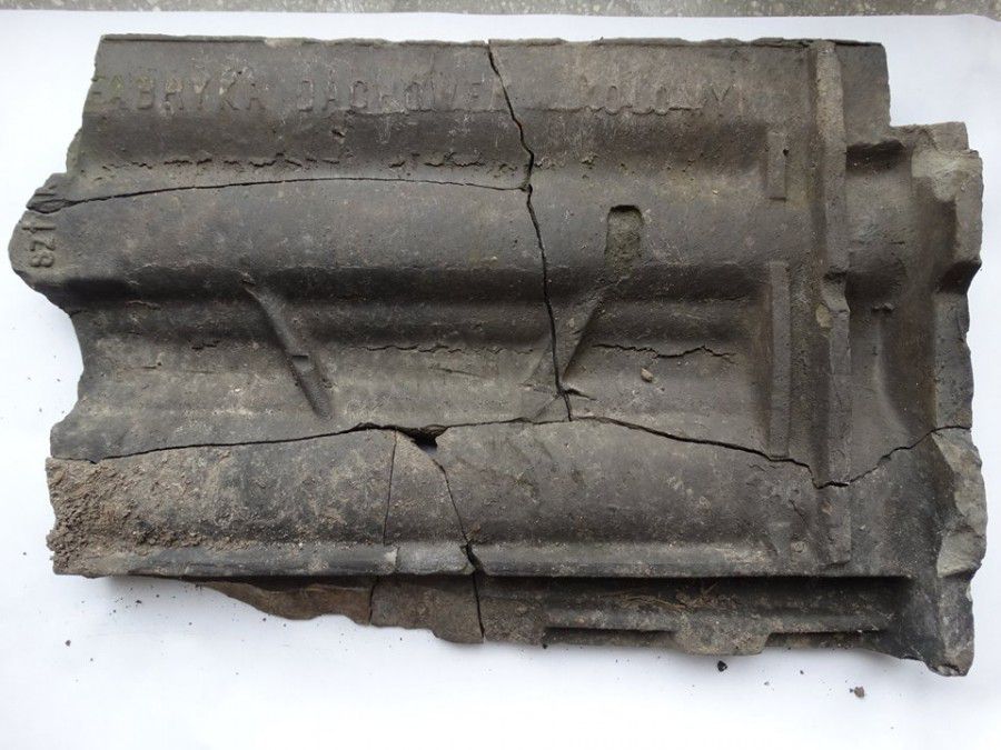 Стародавню чорну черепицю знайшли неподалік костелу