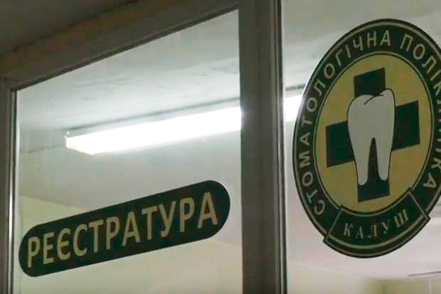 Заклад має сам заробити на зарплати, податки, матеріали, комунальні платежі тощо. Тобто &mdash; офіційно надавати платні