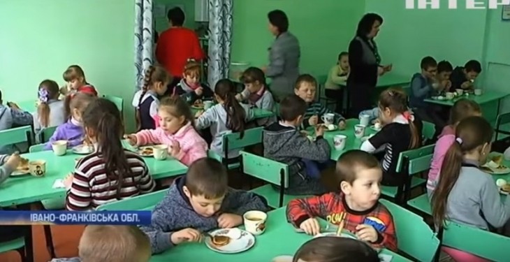 Діти вже 20 років харчуються в "тимчасовому" приміщенні бібліотеки.