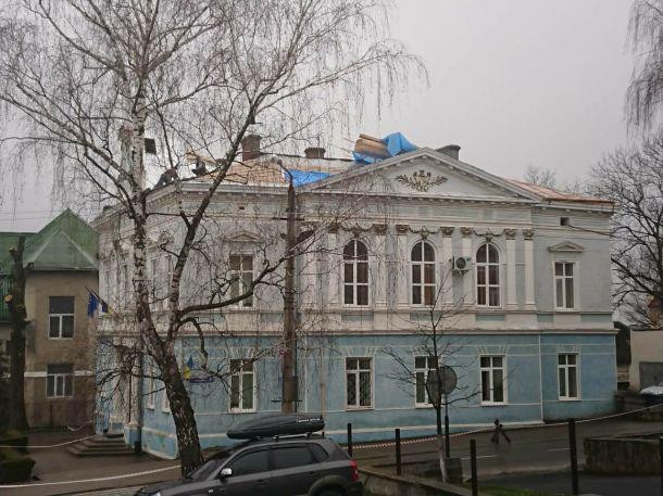 Будівля є пам'яткою культурної спадщини тому вигляд і даху, і фасаду будинку повинен бути автентичним