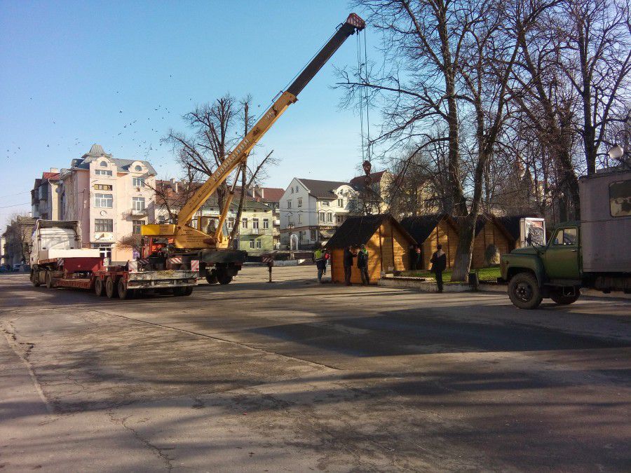 Техніка і люди намагаються підкорити хатинки на площі Героїв