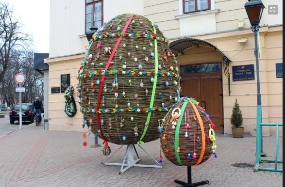  Встановили писанки у середмісті працівники КП "Покуття-Комунальник" та місцеві школярі