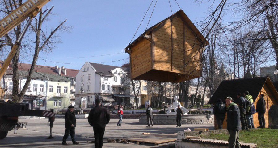 Спецтехніка і старання комунальників допомогли вивезти хатинки