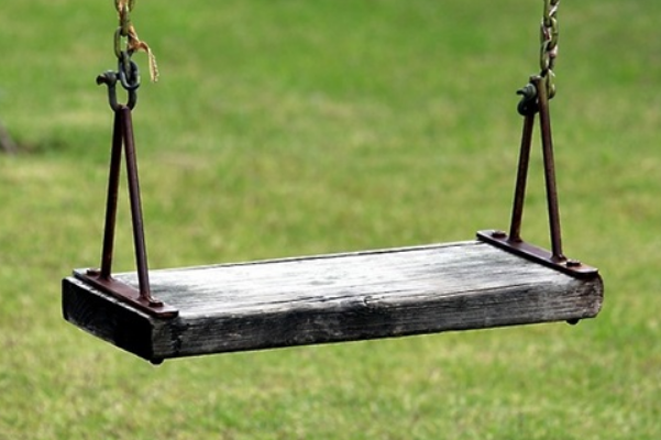 Ілюстрація. Дівчина отримала смертельну травму голови внаслідок удару дитячої кгойдалки