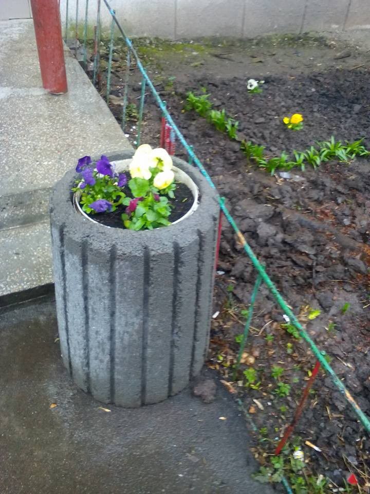 Калушани прикрасили урну для сміття квітами