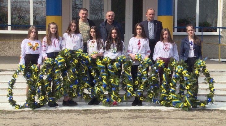 Ілюстрація. Школярі  виготовили вінки для могил невідомих воїнів