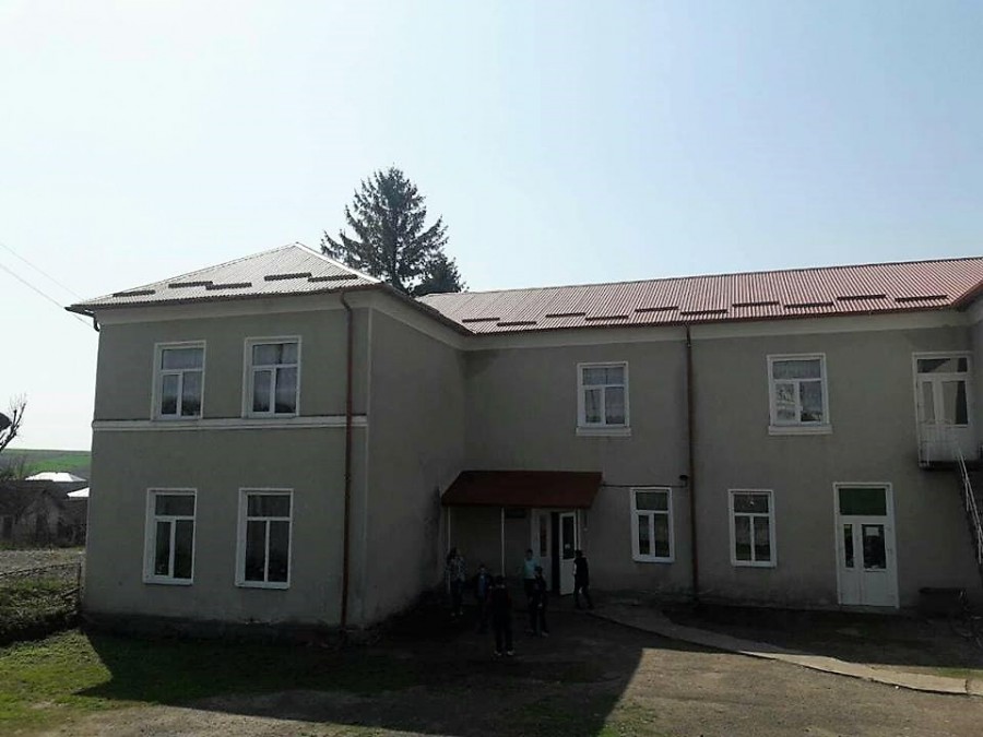 На прикарпатті  перекрили дах школи