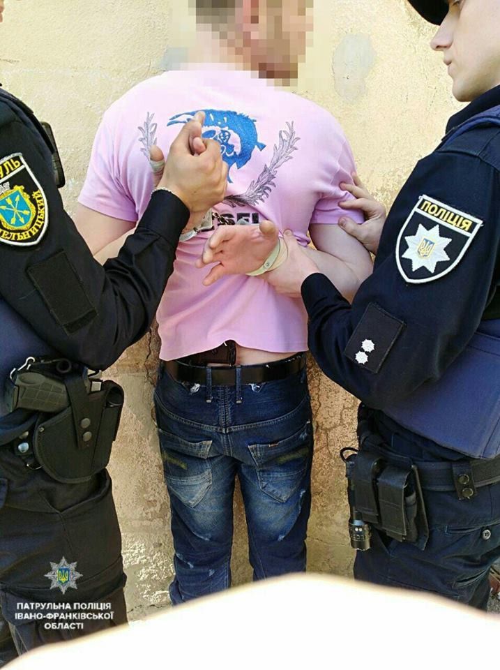 В Івано-Франківську патрульні затримали чоловіка, який стріляв біля дитячого майданчика

