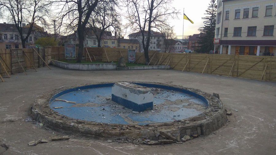 Фонтан уже без дівчини | Фото: Артур Ефремов