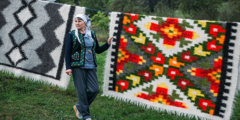 Ліжники &mdash; ткані вироби з овечої вовни, зазвичай із візерунком, які мають пухнастий ворс з одного або двох боків. Ї