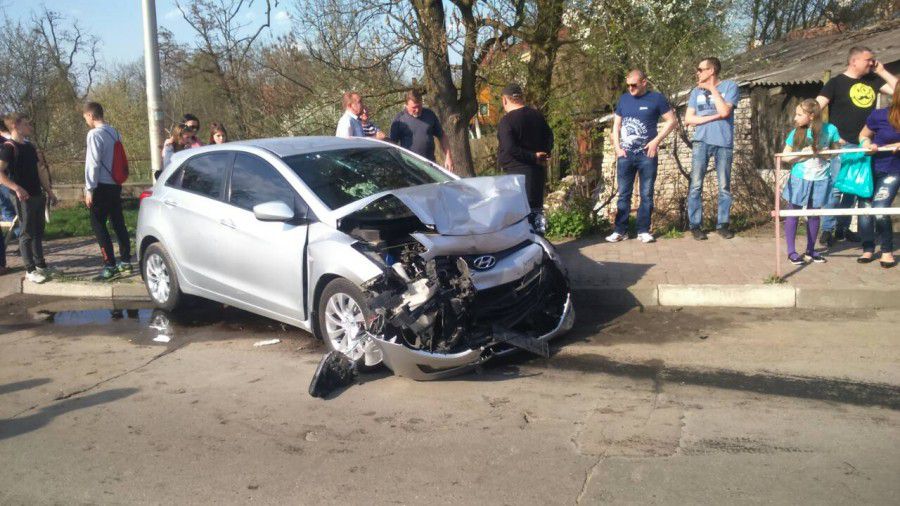 На допомогу постраждалим відразу кинулися пішоходи | Фото: Ігор Мудрик 