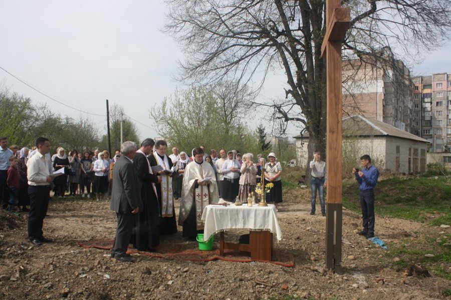 Люди у соцмережі додають, що у Калуші вже є достатньо церков.
