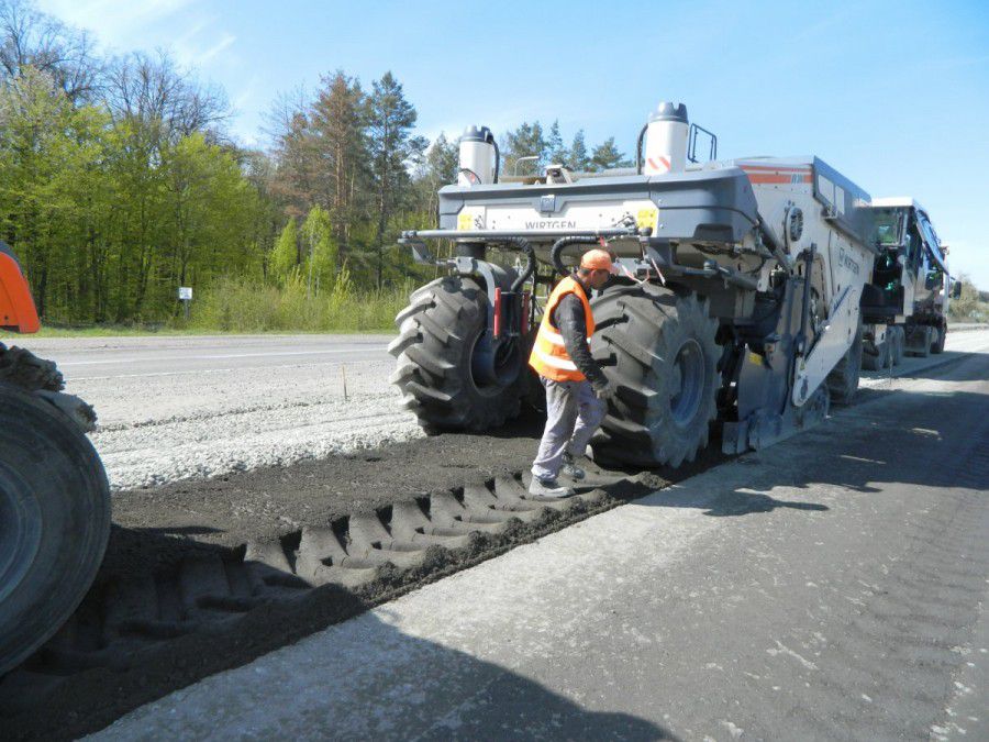 Цьогоріч почнуть будувати не асфальтовані, а бетонні дороги | Фото: gazeta.ua