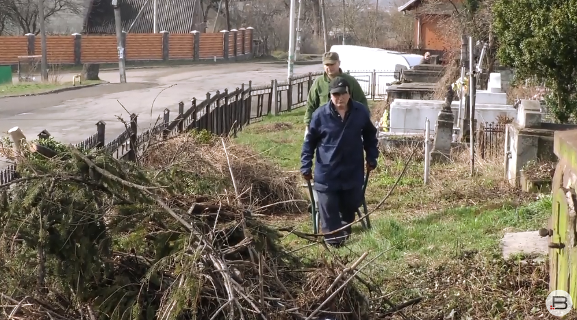 Торік під час толоки вдалося прибрати частину кладовища, але роботи ще немало | Фото: з архіву "Вікон"