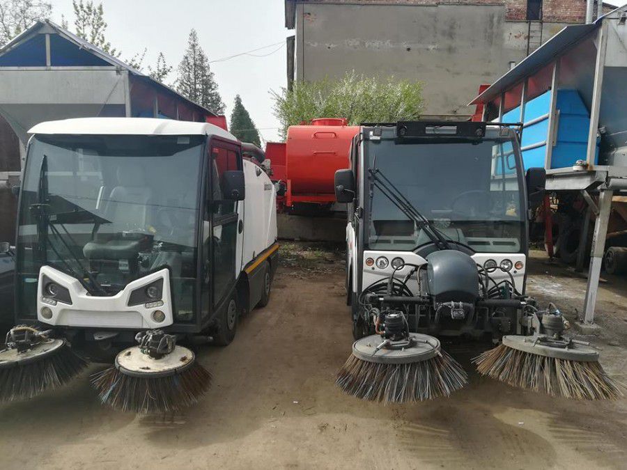 Ця техніка візьметься суто за чищення тротуарів