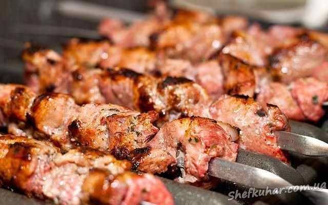 Шашлик зазвичай частина будь-якого пікніку на природі.