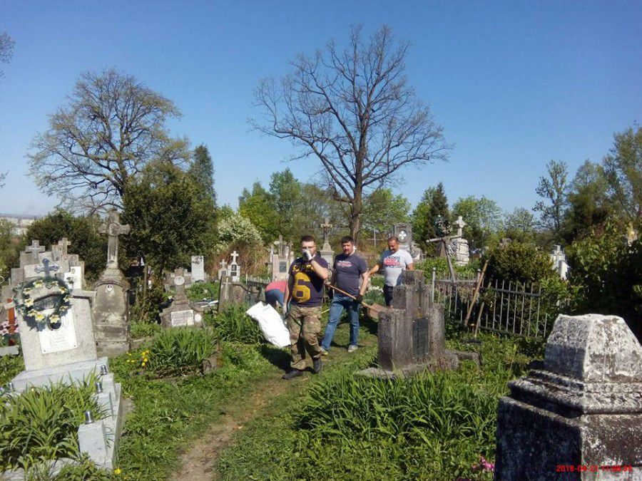 Десятки калушан вийшли на толоку, щоб прибрати старий цвинтар