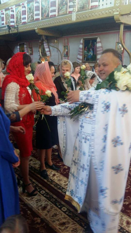 Білі троянди вручає сестрицям о. Ярослав Гасяк | Фото: Ярослава Гасяк