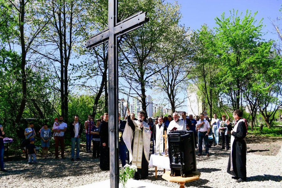 Хрест викуваний із залізничних рейок на знак повернення тисяч депортованих та переселенців додому, на Батьківщину