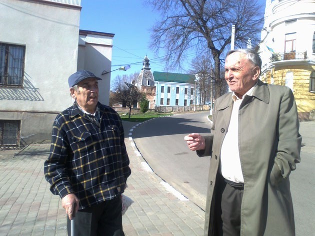 Василь Наконечний (справа) є останнім живим дивізійником у Калуші | Фото: Архів "Вікон"