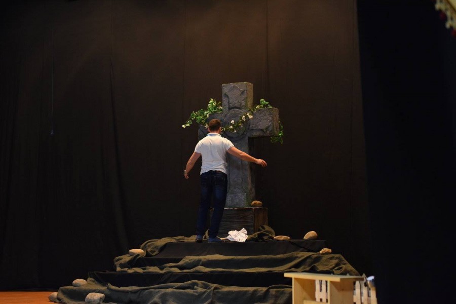 Спеціально для цієї вистави змайстрували хрест у людський зріст