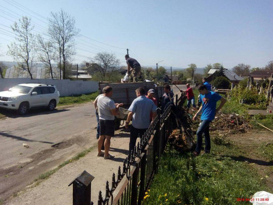 Калушани відгукнулися на заклик прибрати старе кладовище на Височанці | Фото: Олександр Коваль