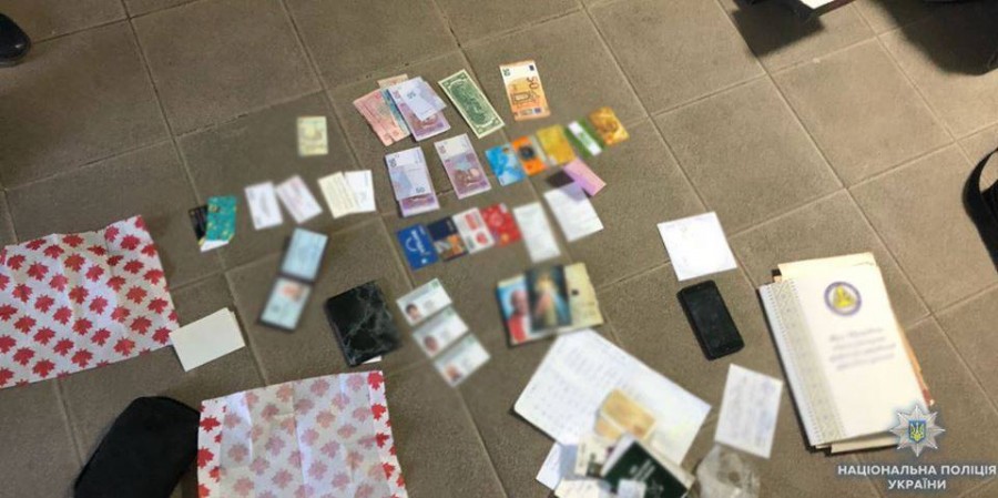 Під час затримання фігурант намагався знищити предмет хабара, а саме &mdash; змити кошти до каналізації