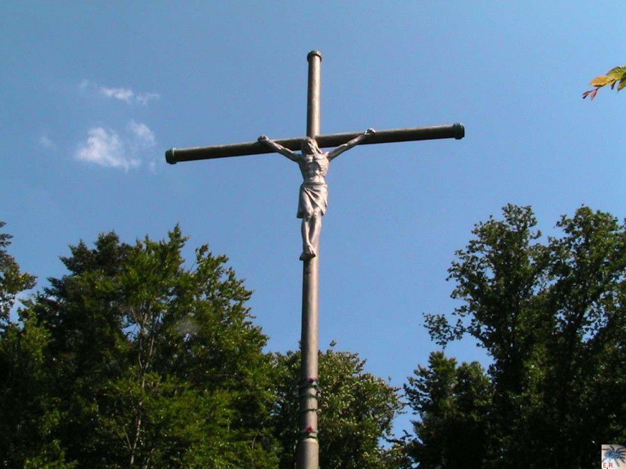 На горі, де колись стояв монастир, встановили 15-метровий хрест, який видно з Калуша