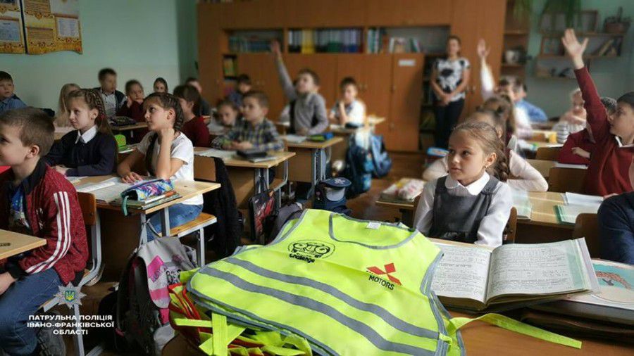 Школярі отримали від патрульних 600 комплектів світловідбиваючих жилетів