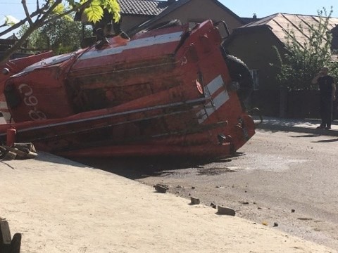 Пожежний автомобіль перекинувся біля центру Рожнятова