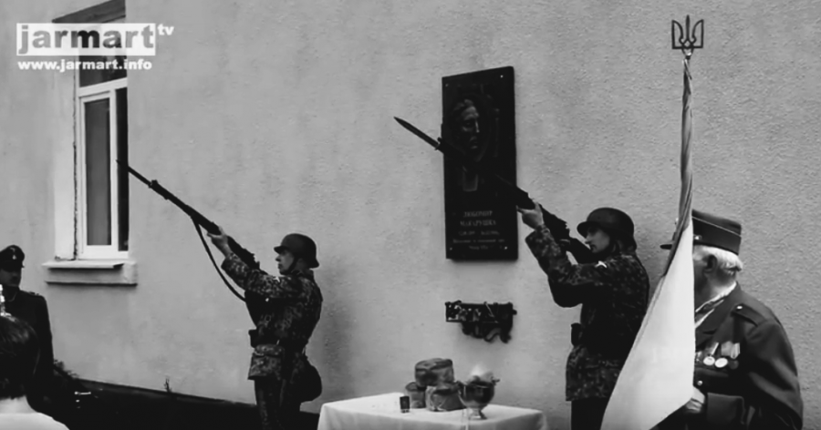 Земляки вшанували Любомира Макарушку з нагоди 75-річчя 1-ї української дивізії "Галичина" меморіальною дошкою 