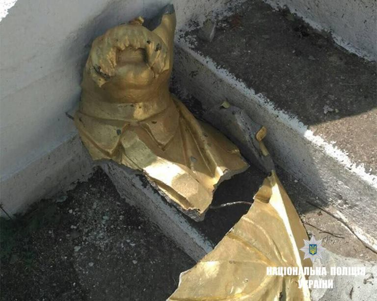 Хулігани двічі знімали пам'ятник з постамента, поки не випустили з рук і не розбили