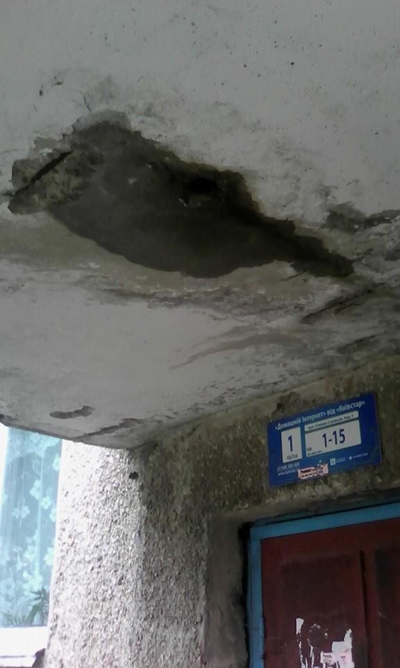 Більше 1,5 року тому калушанка у письмовій формі звернулась до ЖЕО для ремонту дашка при вході у будинок