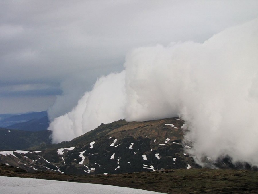Буря на горі Піп Іван, яка принесла град, шквальний вітер та рясний дощ | Фото: Василь Фіцак