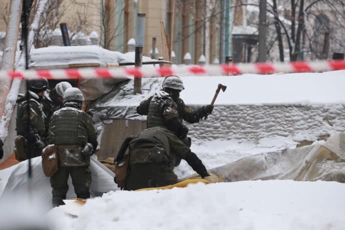 Поліція пояснила штурм наметового містечка під ВР слідчими діями