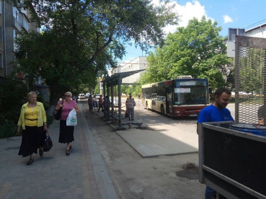 Також комунальники готуються до монтажу зупинок на вулицях Галицька, Вовчинецька, Симоненка і Довженка