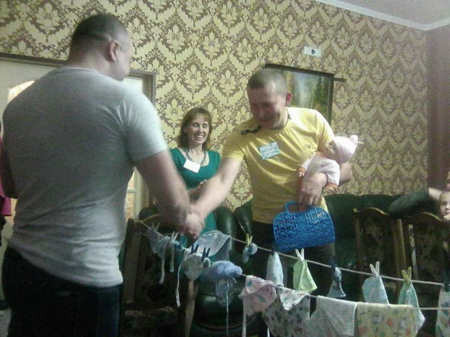 Батьки спробували себе у ролі мам