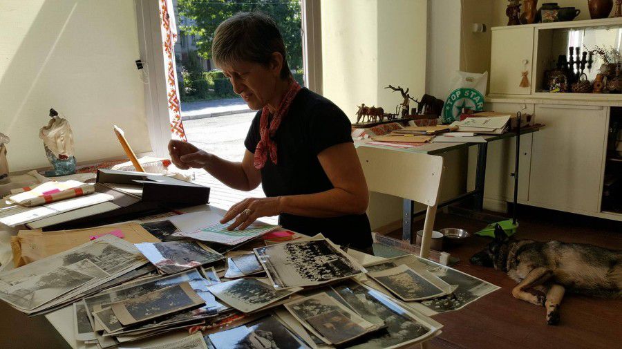 Голова Калуської філії Союзу українок Люба Липовська працює над архівом жіночого громадського руху