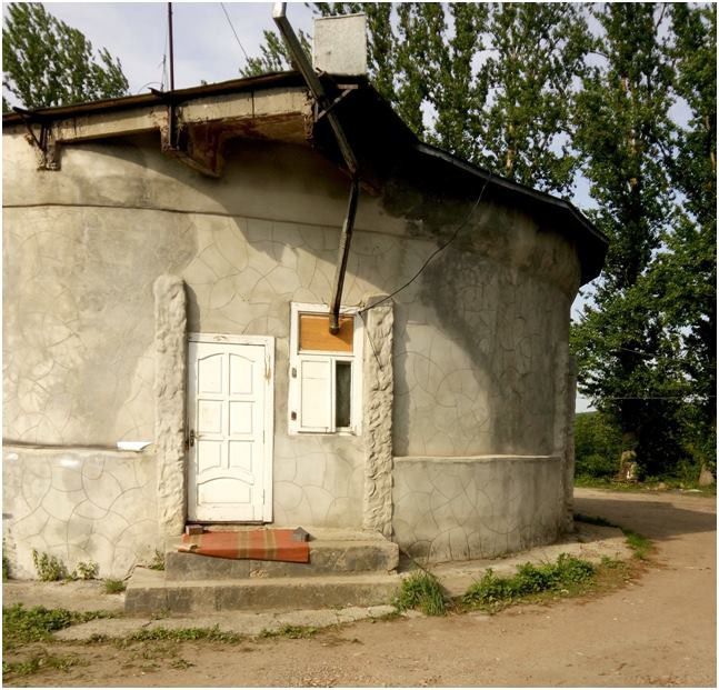 Проблеми від цієї горе-споруди владні мужі обіцяють вирішити з 2001 року