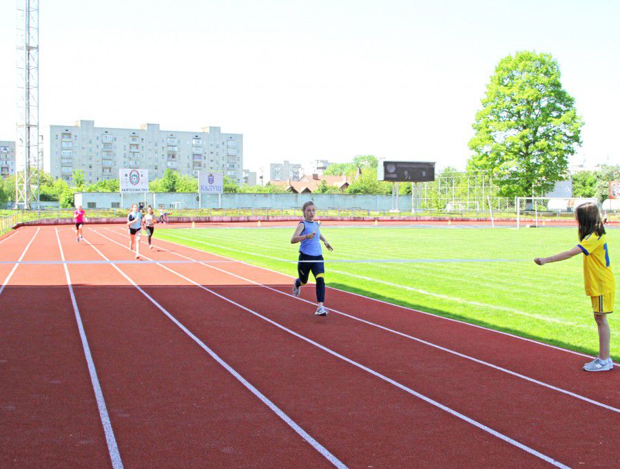 Сучасна бігова доріжка, встановлена коштом міського бюджету, дозволяє приймати змагання обласного та всеукраїнського рів