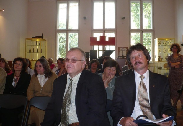 Старший науковий співробітник Краєзнавчого музею Калущини Іван Тимів (зліва) представить доповідь "Історичні докуме