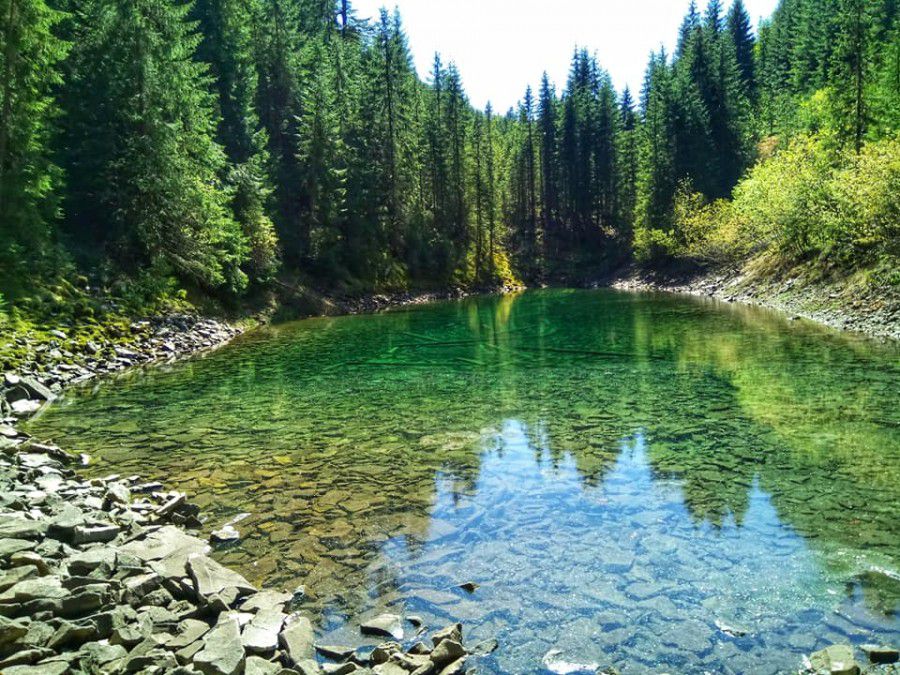 Озеро безстічне й утворилося за однією версією внаслідок зсуву, за іншою &mdash; після падіння метеориту