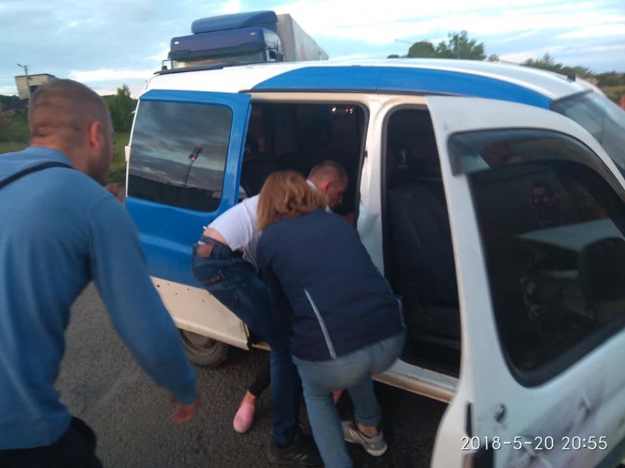 Водій автівки проводив обгін по узбіччю дороги