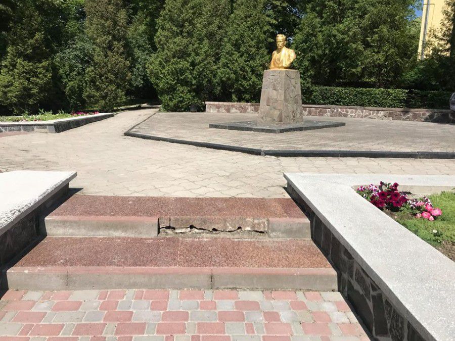 Калушани активно обговорюють руйнацію сходинок до пам`ятника