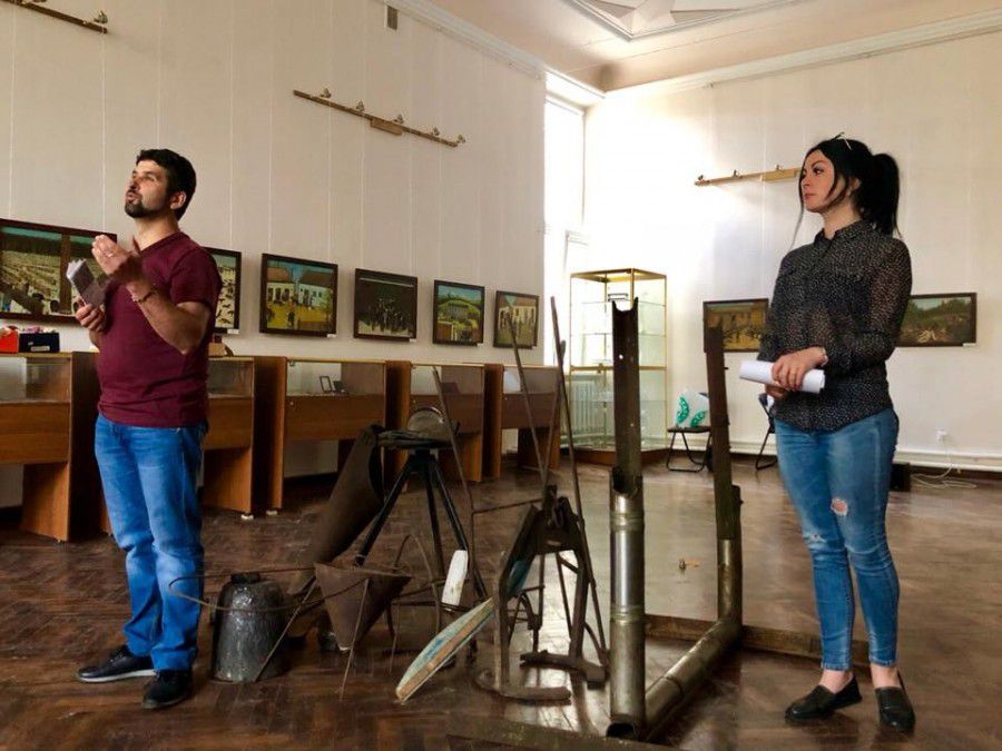 Актори проводять репетиції біля інвентаря, який передав для виставки дзвоноливар з Хотіня Михайло Фельчинський | Фото: О