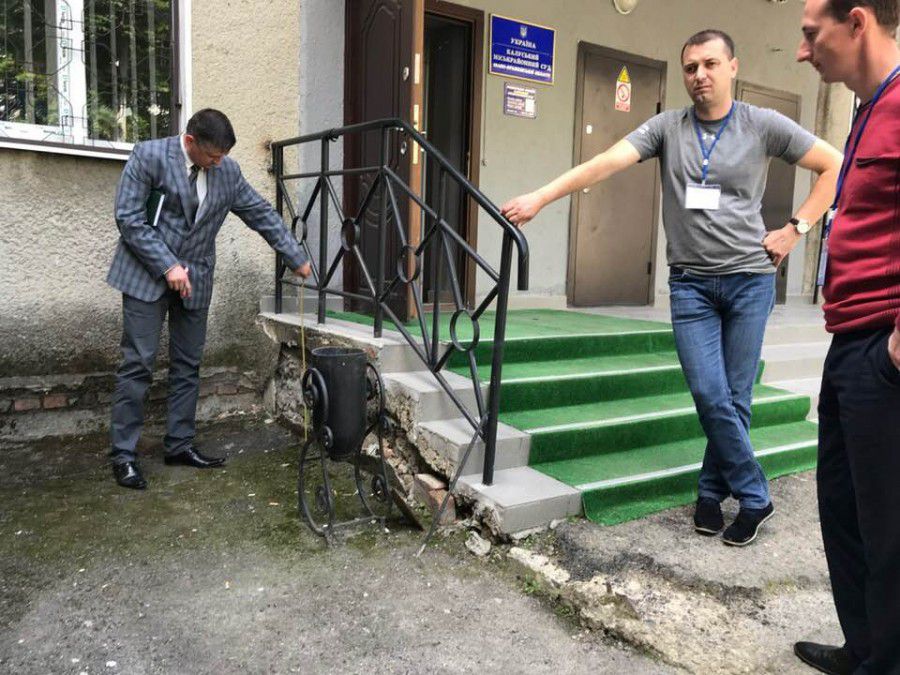 У Калуському суді обіцяють встановити пандус