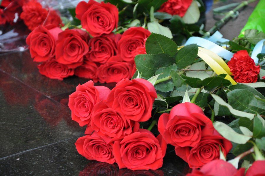 З нагоди Дня Героїв до підніжжя пам'ятного хреста у Грабівці поклали квіти